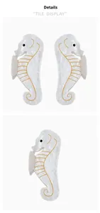 Détail de la pince à cheveux hippocampe en acétate marbré blanc avec finitions dorées