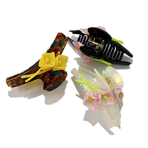 Set of 3 tulip-shaped acetate hair claws in black, tortoiseshell and translucent colors