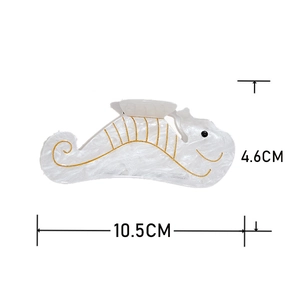 Pince à cheveux hippocampe blanc nacré avec détails dorés pour un style élégant