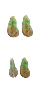 Vue détaillée d'une pince à cheveux dauphin avec dégradé vert-brun et mécanisme à ressort