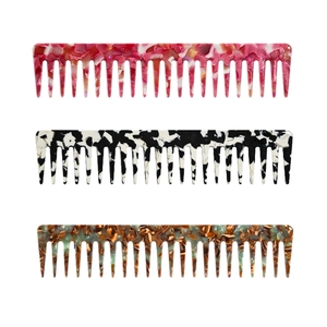 Lot de trois peignes à dents larges en acétate avec motifs marbrés et écaille de tortue chic