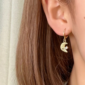 Boucles d'oreilles lune et étoiles minimalistes dorées avec de petits zircons