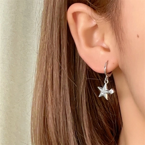 Boucles d'oreilles créoles étoiles en argent avec petit détail en zircon