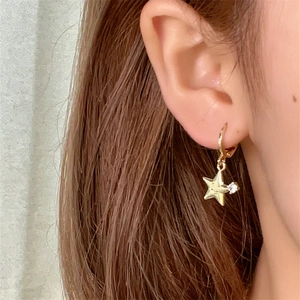 Boucles d'oreilles étoiles dorées pour femmes avec visage souriant et petit cristal