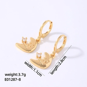 Détail de boucles d'oreilles lune dorées avec visage souriant et zircone, 2,8 cm