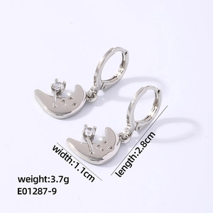 Détails des boucles d'oreilles croissant de lune avec zircone et dimensions en argent