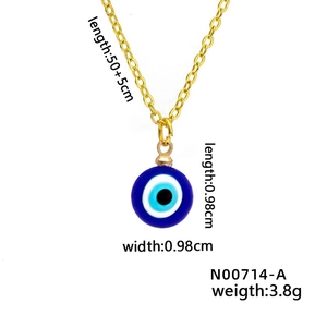Dettaglio della collana occhio di Allah con ciondolo da 0,98 cm e catena dorata di 50 cm