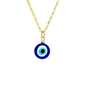 Collana dorata con ciondolo occhio di Allah blu classico su sfondo bianco pulito