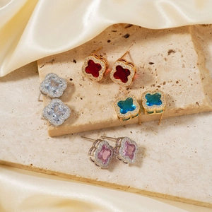 Boucles d'oreilles trèfle luxueuses avec pierres colorées et pavé de cristaux