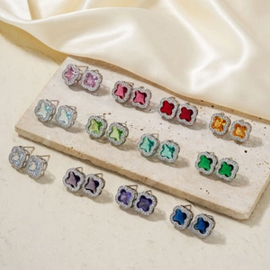 Boucles d'oreilles trèfle à quatre feuilles élégantes en plusieurs couleurs avec cristaux