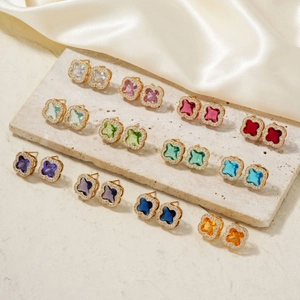 Lot de 12 paires de boucles d'oreilles trèfle multicolores plaquées or avec zircons fins
