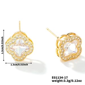 Détail des boucles d'oreilles trèfle doré avec zircons et spécifications de taille