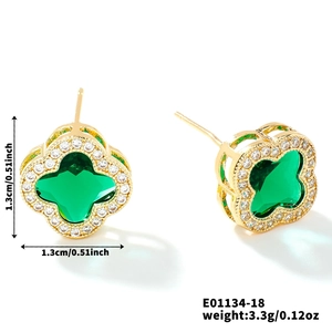 Détails de boucles d'oreilles trèfle à quatre feuilles avec gemme verte et zircons
