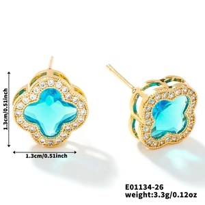 Dimensions détaillées des boucles d'oreilles trèfle bleu avec monture dorée et zircons