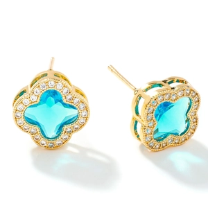 Boucles d'oreilles trèfle dorées avec cristal bleu clair et pierres blanches