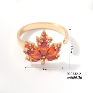 Détail bague feuille d'érable dorée avec cristaux orange, largeur 1,5 cm et poids de 3g