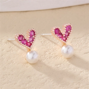 Boucles d'oreilles cœur dorées avec pierres rouge rubis et perles blanches pendantes