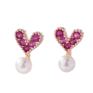 Boucles d'oreilles cœur avec cristaux roses et perles blanches sur monture dorée