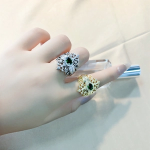 Vintage Kupfer Ovaler Grüner Edelstein Hohlring Für Damen Mikro-Eingelegte Weiße Strasssteine Eleganter Palast-Stil Schmuck