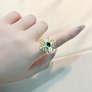 Detail eines Vintage-Spitzenrings mit grünem Edelstein und mikroverlegten Zirkonia