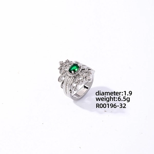 Makro-Detail des hohlen Vintage-Rings mit grünem Zirkon und mikro-gepflasterten Steinen