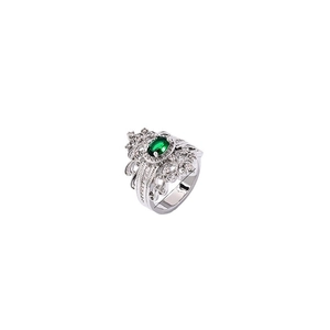 Eleganter Silberring mit ovalem smaragdgrünem Edelstein und Mikro-Pavé-Diamanten