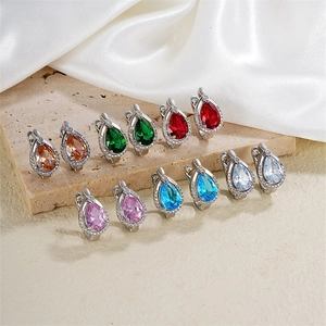 Parure de boucles d'oreilles goutte d'eau avec zircons AAA colorés sur socle en pierre
