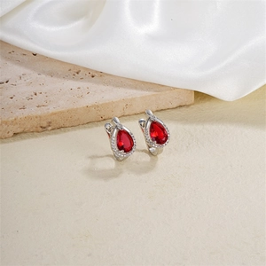 Boucles d'oreilles gouttes en argent avec zircon rouge et halo de petits diamants
