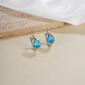 Boucles d'oreilles créoles goutte d'eau avec pierre bleue et détails en zircon AAA