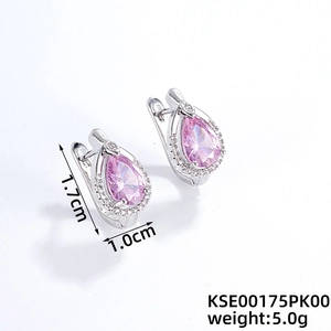 Détail de boucles d'oreilles poire en zircon rose avec petits cristaux sur crochets argent