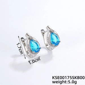 Vue détaillée des boucles d'oreilles en zircon bleu poire avec monture argentée et taille