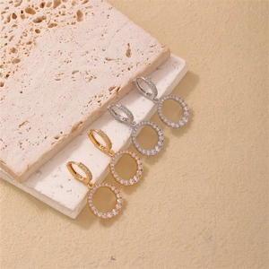 Boucles d'oreilles créoles luxe pavées de zircons en or et argent sur support