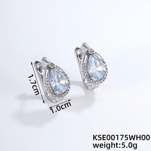 Vue détaillée des boucles d'oreilles poire en zircon AAA avec dimensions 1,7cm et 1,0cm