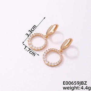 Détail des boucles d'oreilles zircon avec dimensions 3,3cm par 1,7cm et référence E00659JBZ