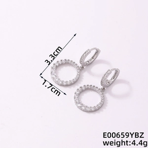 Détail des boucles d'oreilles en argent montrant les charms cercles pavés de zircons