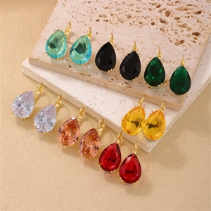Set di sette paia di orecchini vintage con cristalli a goccia in colori vivaci