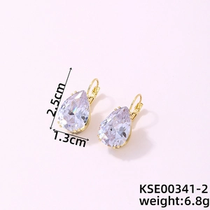 Dettaglio orecchini vintage rossi a goccia con misure 2,5 cm x 1,3 cm e peso 6,8g