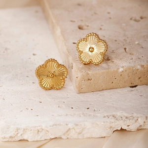 Boucles d'Oreilles Clous Fleur Élégantes Acier Inoxydable Tons Or Bordure Perlée Texture Radiante Bijoux Pour Femmes