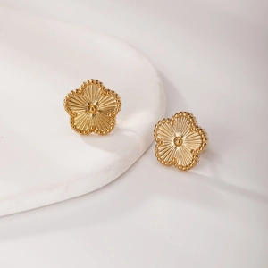 Élégantes boucles d'oreilles fleur à cinq pétales plaquées or 18 carats avec texture