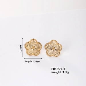 Vue détaillée de boucles d'oreilles fleur à cinq pétales en acier doré avec mesures