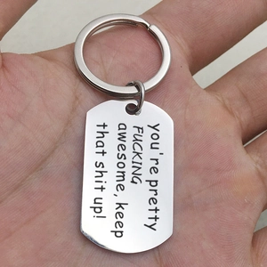 Schlüsselanhänger aus gebürstetem Edelstahl mit Gravur 'you're pretty' in der Hand