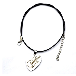 Halskette aus Edelstahl mit Plektrum-Anhänger und gravierter E-Gitarren-Silhouette