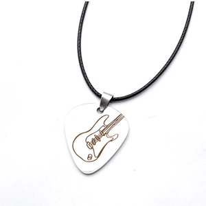 Makroaufnahme von Gitarrenplektrum-Anhänger aus Silber mit graviertem E-Gitarren-Umriss