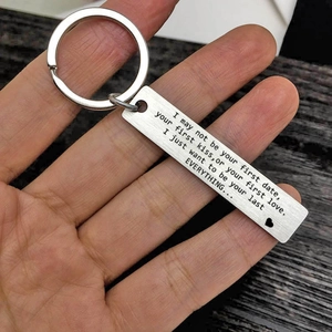 Edelstahl-Schlüsselanhänger mit graviertem Liebes-Spruch und kleinem Herzsymbol in der Hand