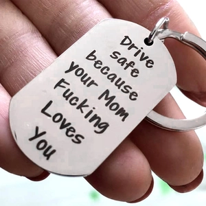 Gros plan du porte-clés en acier inoxydable avec texte Drive Safe Mom Loves You