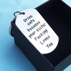 Porte-clés en acier inoxydable Drive Safe Because Your Sister Loves You dans sa boîte cadeau