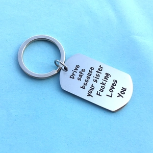Porte-clés en acier inoxydable argenté avec gravure Drive safe because your sister loves you