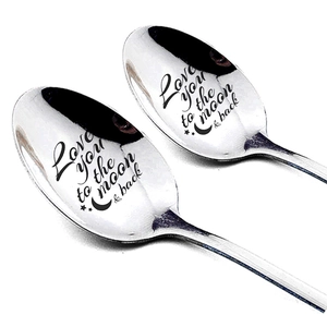 Détail du lot de cuillères en inox avec gravure Love you to the moon and back