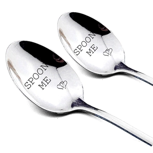 Vue détaillée de cuillères en acier inoxydable avec texte Spoon Me et icônes cœur