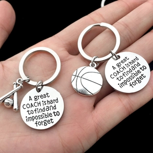 Porte-clés de sport en acier inoxydable avec pendentifs baseball et basketball en main